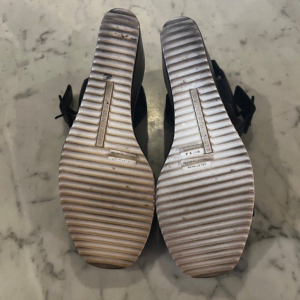 Super comfortable! Tommy Hilfiger Black & White Athleisure Wedge Size 7.5 - Picture 5 of 10